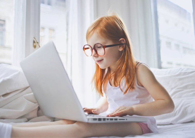 ¿Cómo Afectan las Pantallas en la Infancia?