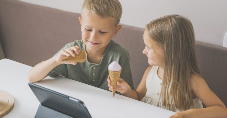 Cómo Afectan las Pantallas a la Infancia: Impacto en el Desarrollo Emocional y Cognitivo Cómo Afectan las Pantallas a la Infancia: Impacto en el Desarrollo Emocional y Cognitivo